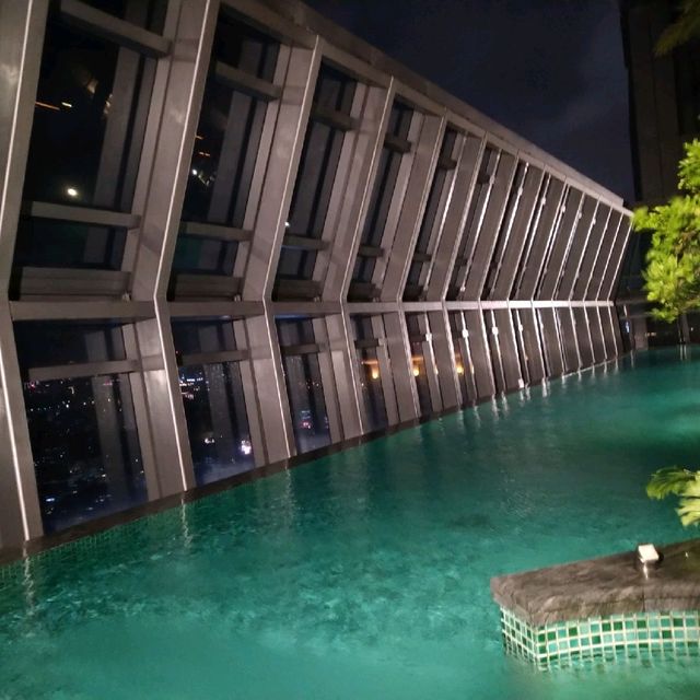 新板希爾頓絕美高空無邊際泳池