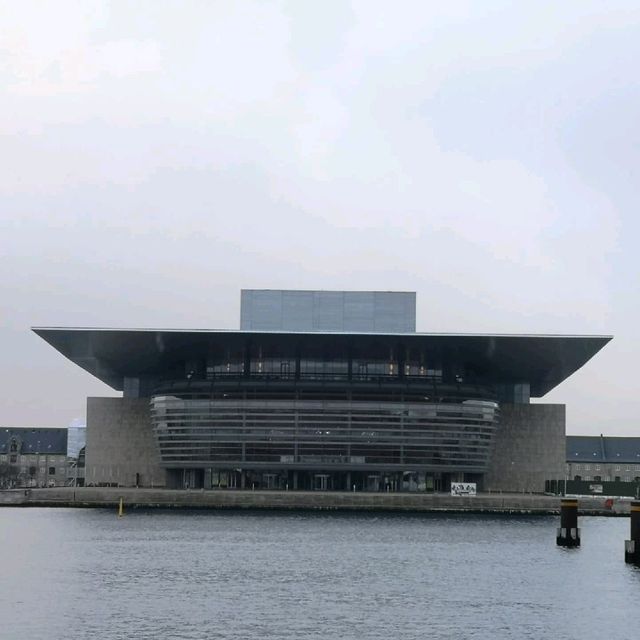 從美麗的小美人魚雕像沿著海岸線散步經長堤公園，慢慢走入異國風情的街道到市政廳廣場最後抵新港，看著兩岸五顏六色的建築超美的，兩岸的露天咖啡廳更是各有特色，是享受下午茶時光的好地方！