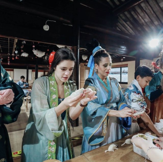 A True Chinese Experience 🏮🎎 A True Chinese Experience 🏮🎎