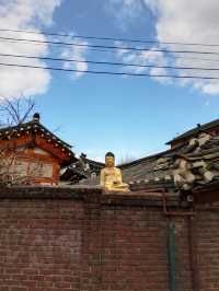 Walk up and down the old streets of Seoul