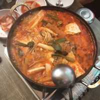 특수부위를 넣어 고기가 꼬들꼬들한 최애 김치찌개 맛집 