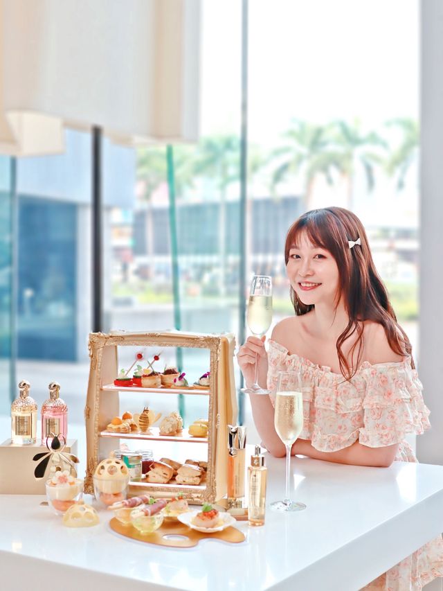 ✨金光閃閃的蜂蜜下午茶✨ 由Guerlain x Hotel Icon 唯港薈GREEN合作推出以全新殿級蜂皇升級版再生修護雙效精華及蜂蜜為主題的期間限定「金蜂悅蜜下午茶」🍯🐝  每款甜品都好精緻