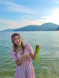 물이 엄청 맑고 잔잔한 구조라해수욕장