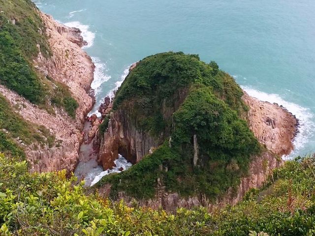 往吊鐘洲觀斷岩奇觀「金魚擺尾」