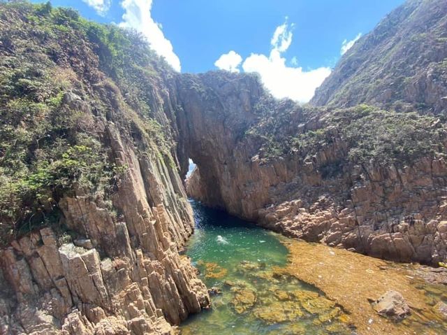 往吊鐘洲觀斷岩奇觀「金魚擺尾」