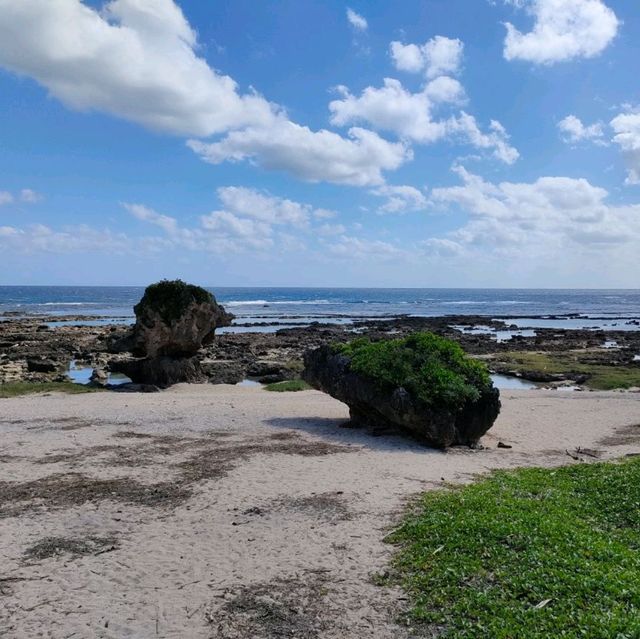 【沖縄 具志頭】美しいブリ(巨岩)と砂の浜✨✨