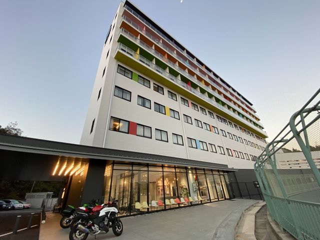 日本初スタジアム一体型ホテル『KEIRIN HOTEL 10』玉野競輪場に宿泊(フロント、共有スペース)