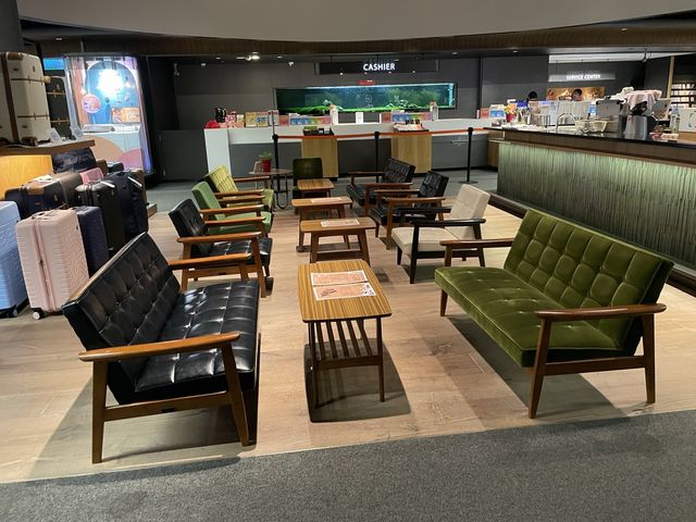 法亞咖啡廳 位於地下室的書店內