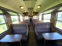 2024年3月頃運転終了。車齢100年越え。日本で最も古い現役の蒸気機関車がけん引する列車『SL人吉』車内