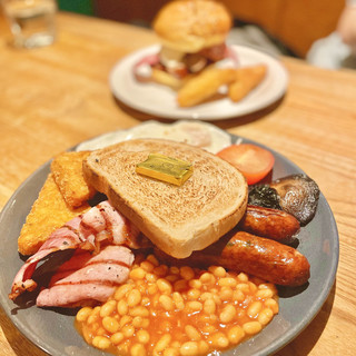 Enjoy breakfast in Manchester city center with a wide selection and comfortable environment