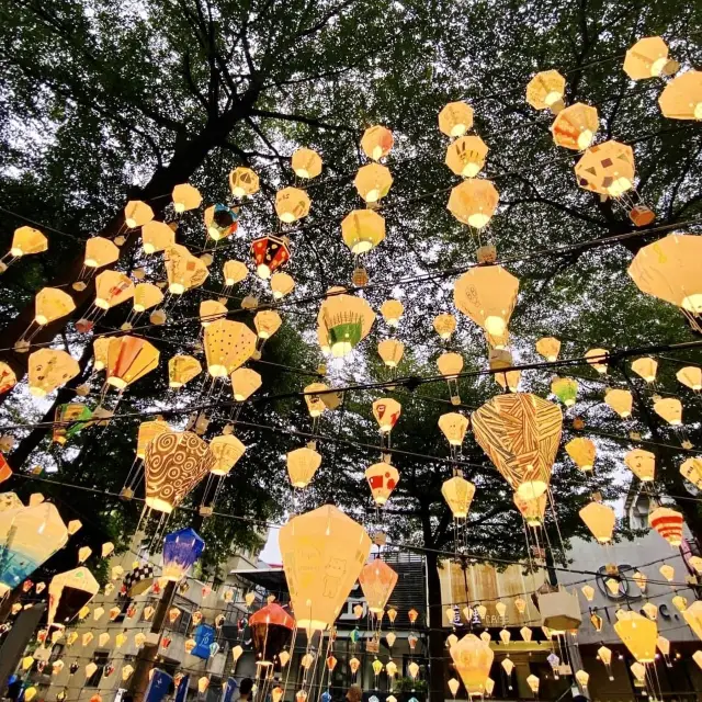 台北街頭的熱氣球燈海🏮