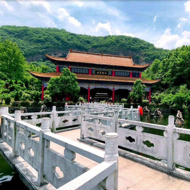大別山石窟風景區