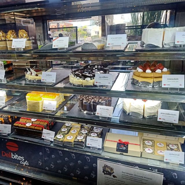 Delibites Cafe ริมถนนวิภาวดีรังสิต