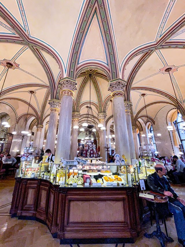 Must visit Palace-like Cafe in Vienna! 💯