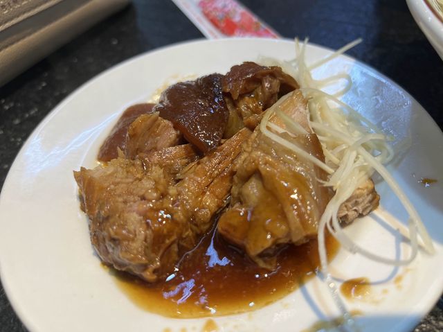 鬍鬚張｜根本我家廚房，蹄膀+魯肉便當+貢完湯超好喝😋