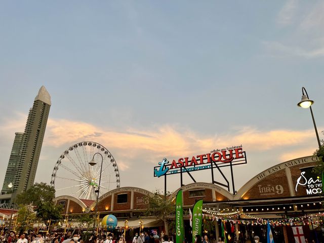 เที่ยวเอเชียทีค เดอะรีเวอร์ฟรอนต์