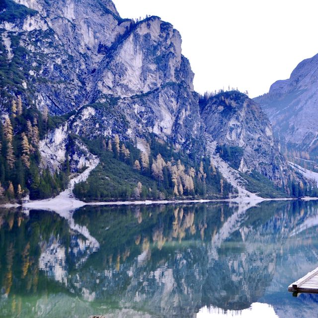 意大利東北部山區~隱藏在湖水中的迷離秋色LAGO DI BRAIES