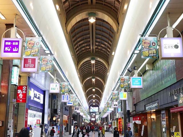 越夜越旺的狸小路商店街
