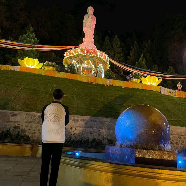 Ba Vàng sống cả ngày lẫn đêm. 