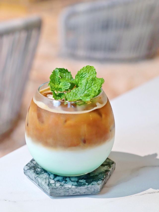 可愛熊仔打卡 Cafe  好耐無同閨蜜見面 諗住約佢去間特別啲嘅餐廳等佢開心吓 呢間餐廳有堆熊仔打卡位都幾得意  不過可惜中間有好多玻璃枱 影相有啲唔方便 同埋高咗上一層，建議嚟打卡嘅朋友 一喺著褲、