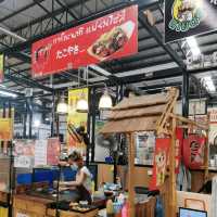 พามากิน โอโคโนมิยากิใส่ไข่ ที่ตลาดต้น​สัก​ 