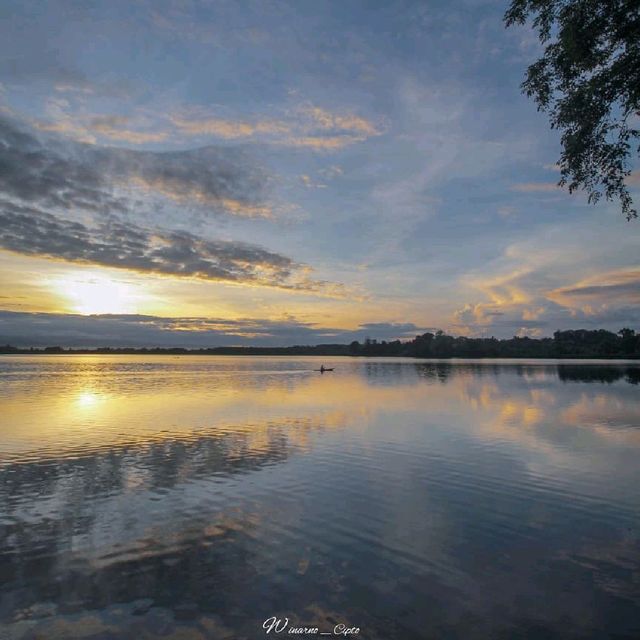 danau dendam tak sudah