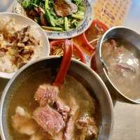 夜晚漫遊台南神農街，逛完再去吃鬍鬚忠牛肉湯