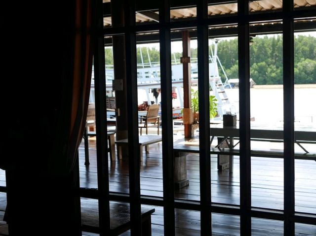บ้านเก่าริมน้ำประแสร์ 