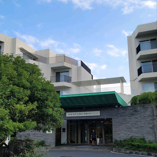 고급진 컬러감의 수영장이 매력적인 머큐어 앰버서더 제주
