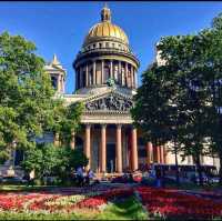 Strolling the streets of St. Petersburg 😍