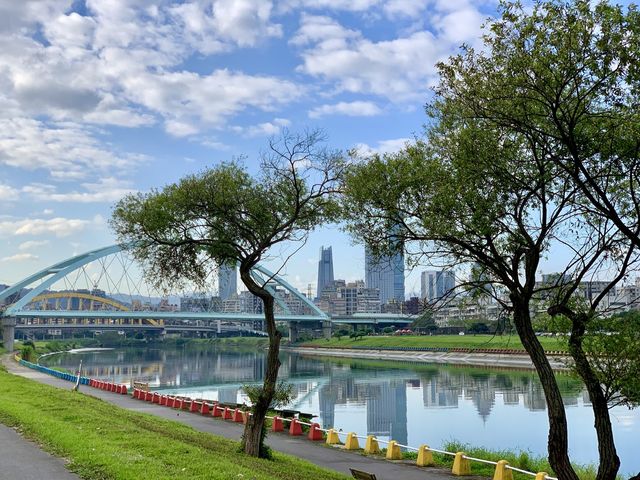 彩虹河濱公園騎腳踏車🚴‍♀️｜這個角度看台北市區好漂亮