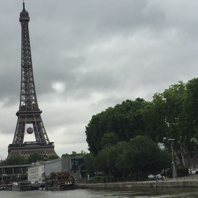 Paris attractions through the river cruise 