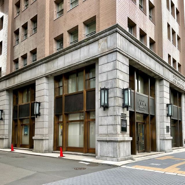 駅前通りのレトロな建物