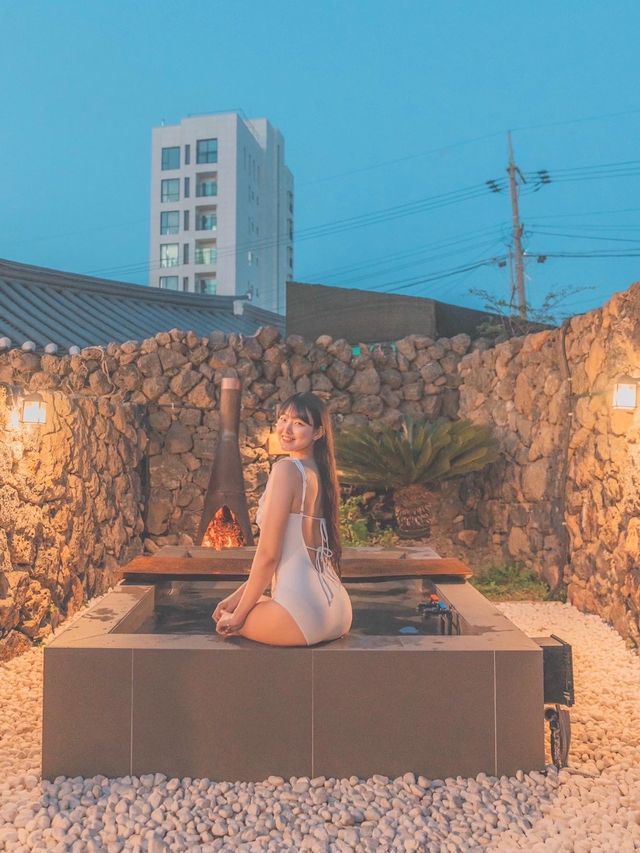 솥뚜껑 바베큐와 갬성 가득한 자쿠지로 넘나 유명한 제주 독채 숙소 ‘빈도롱이’ 
