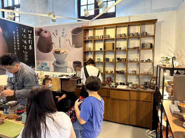 松山文創園區中，特色展覽都是茶品讓人喝茶，還可以了解茶的知識