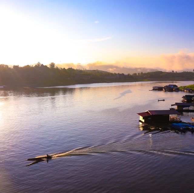 สะพานมอญ ใส่บาตรเช้า ชมเสน่ห์วิถีชีวิตชาวมอญ
