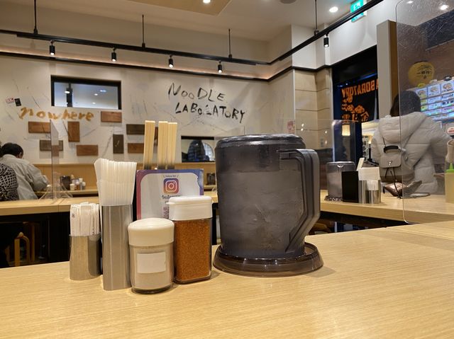福岡空港。国内線空港内『ラーメン滑走路』で鹿児島ラーメン『Noodle Laboratory 金斗雲』に着陸✈️
