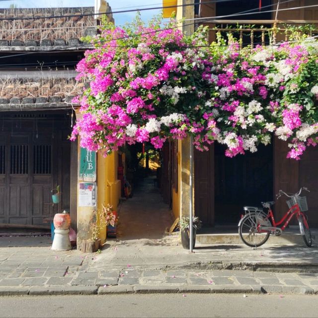 花にあふれたベトナムの古都「ホイアン」