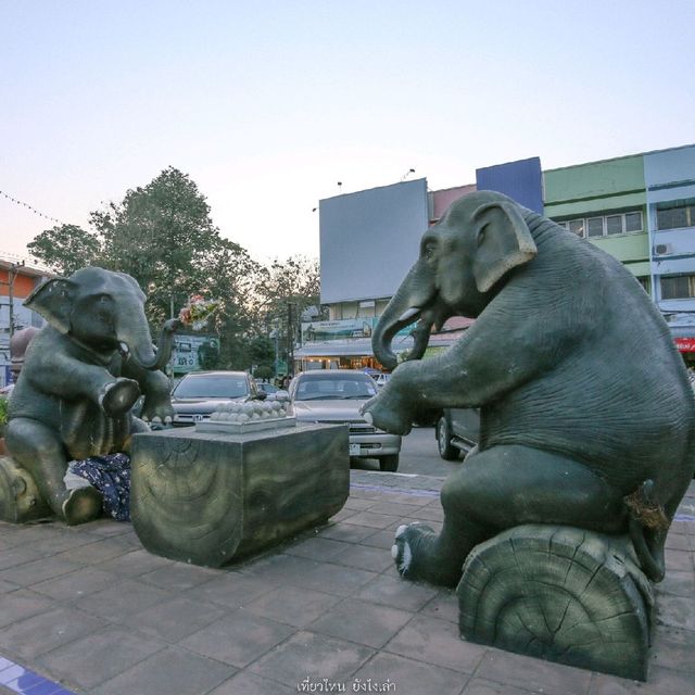 ลูกชิ้นยืนกิน บุรีรัมย์หลังสถานีรถไฟ