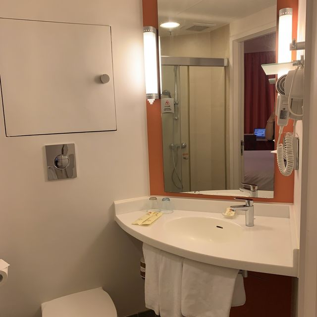 竟然～屋企冷氣機壞了～熱到爆炸～搞到幾日要住酒店～變咗staycation 