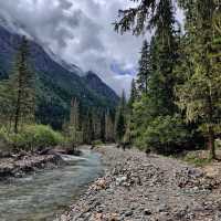 trek in Changping valley , mount siguniang 