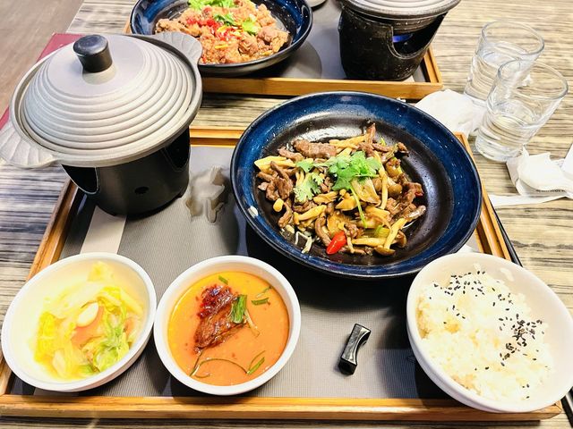 異人館｜布丁免費吃到飽，定食份量大很夠吃｜跟著17吃美食