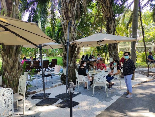 คาเฟ่ Hydeh Haus สวนสวยในบ้านหลังใหญ่
