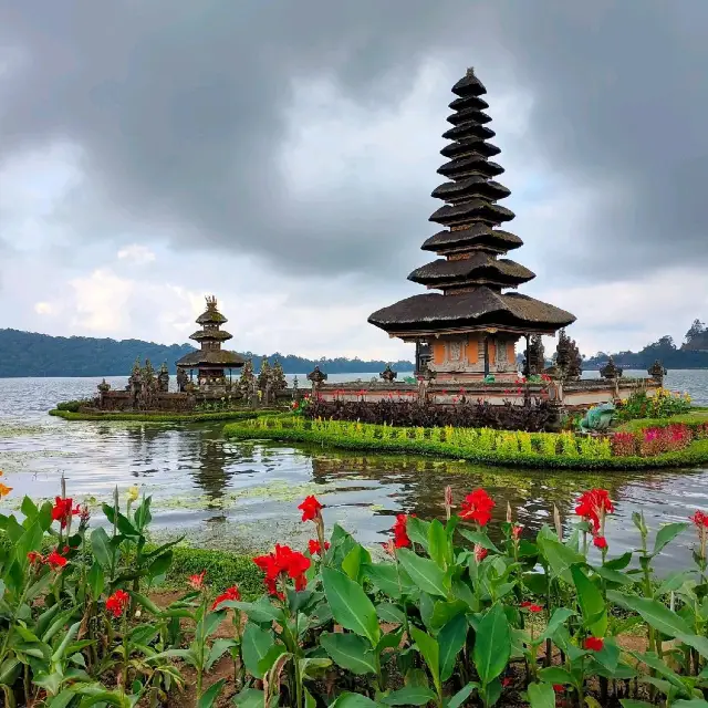 峇里島Ubud北邊山中湖富有神秘氣息的水神廟！