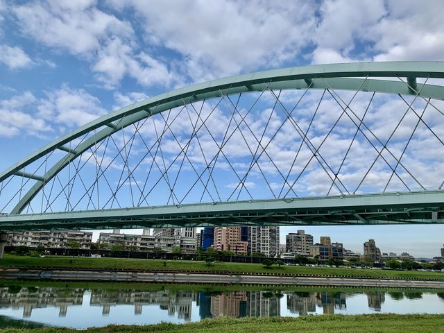彩虹河濱公園騎腳踏車🚴‍♀️｜這個角度看台北市區好漂亮