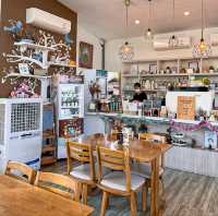☕คอกาแฟขนมหวาน อาหารอร่อย วิวแม่น้ำ ไม่ควรพลาด🏝