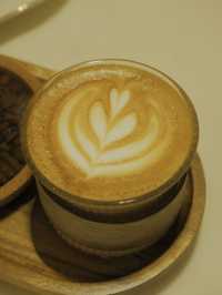 白色和風Cafe，外脆內軟的軟殼蟹意粉 