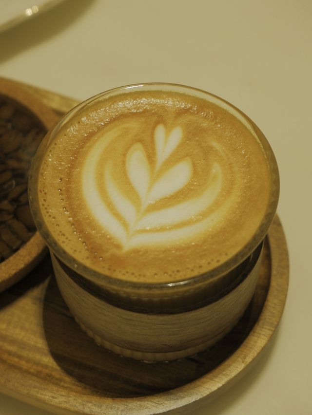 白色和風Cafe，外脆內軟的軟殼蟹意粉 
