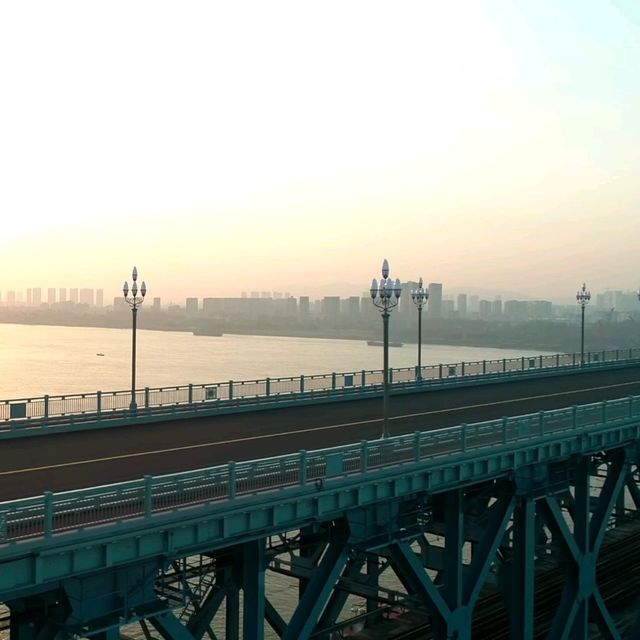 跨越長江 -- 南京長江大橋