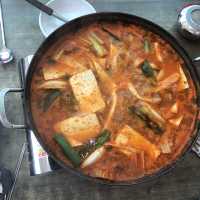 특수부위를 넣어 고기가 꼬들꼬들한 최애 김치찌개 맛집 